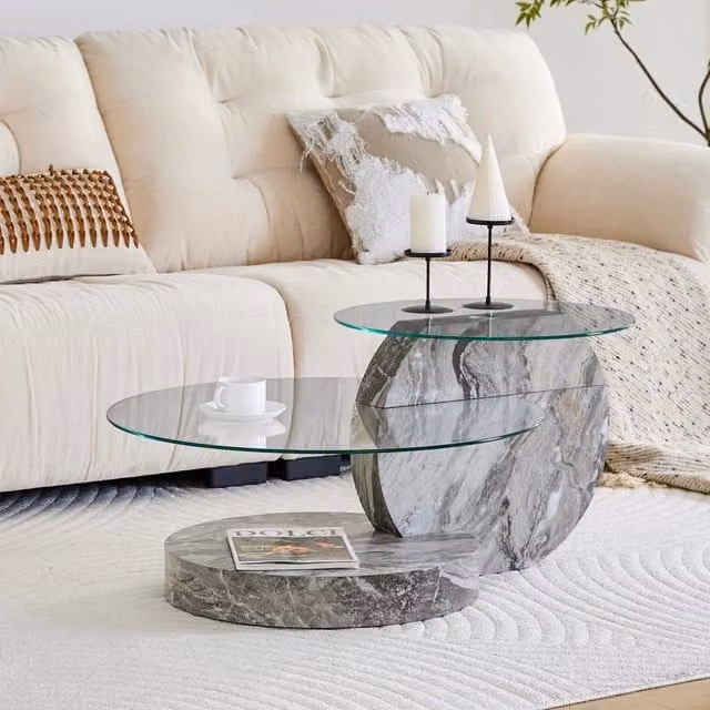 Tavolino moderno e minimalista in vetro di sicurezza, a due livelli, con piano rotondo effetto marmo, base in MDF e decorazioni adesive grigio effetto