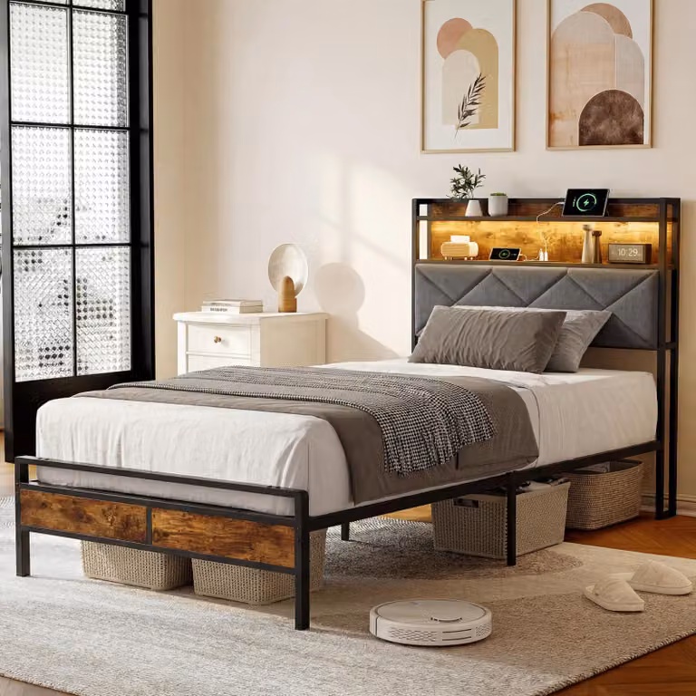 Letto 90x200 cm in metallo e legno, rivestimento in tessuto grigio, LED RGB, USB/Type-C, testiera con ripiano