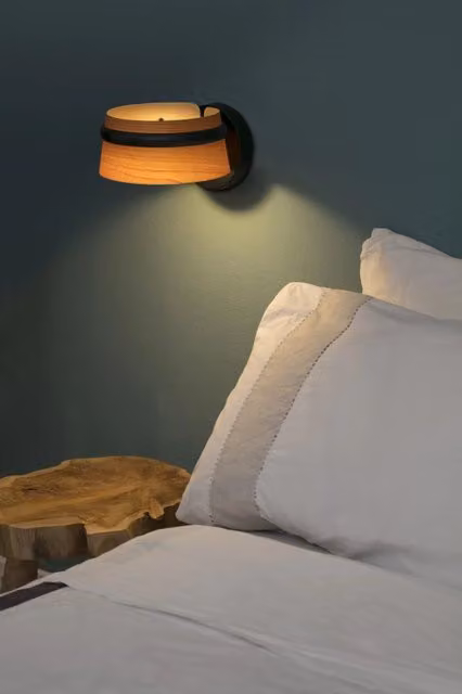 Applique da interno LOOP di Faro Barcelona in legno e metallo nero, luce LED dimmerabile con controllo touch e colore beige