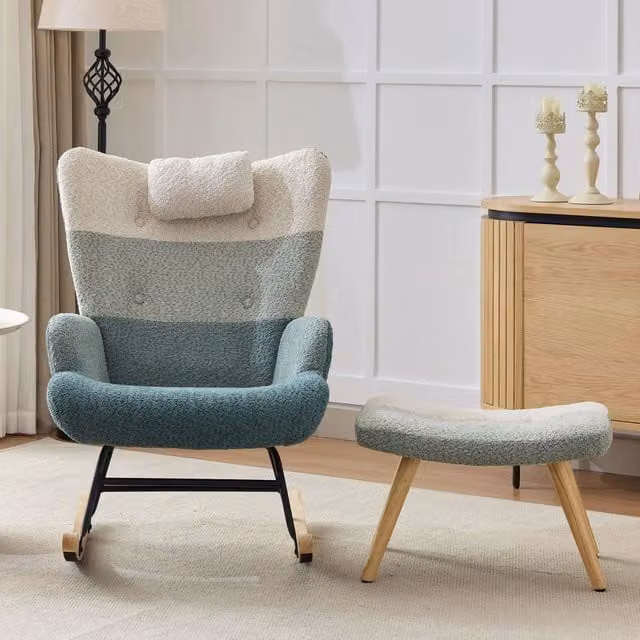Sedia a dondolo patchwork Zephmum con pouf, rivestimento in tessuto boucle multicolore beige e blu, gambe in legno di gomma e struttura in metallo
