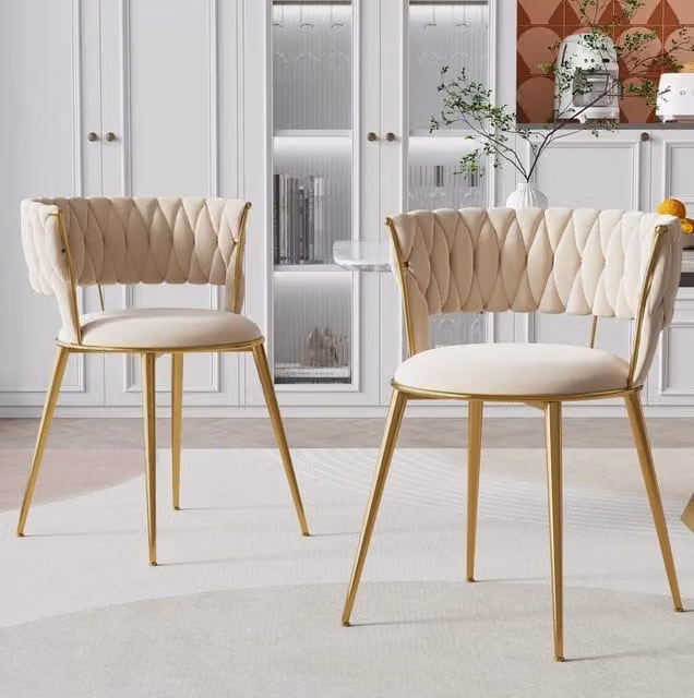 Set di 2 sedie da pranzo ULEVR in velluto avorio con schienale sagomato e gambe in metallo dorato