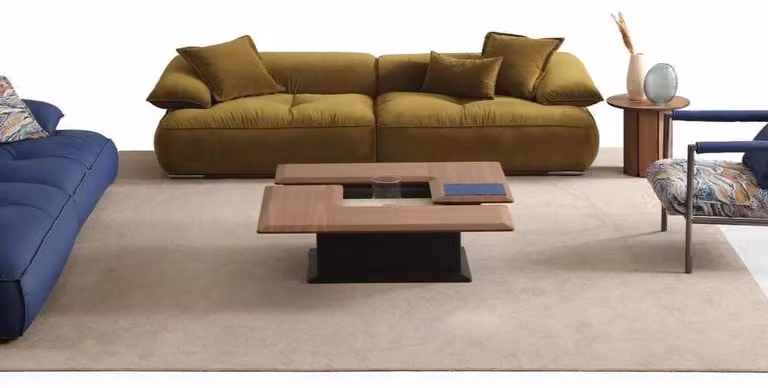 Komfortables olivgrünes Stoffsofa mit stilvollem Couchtisch