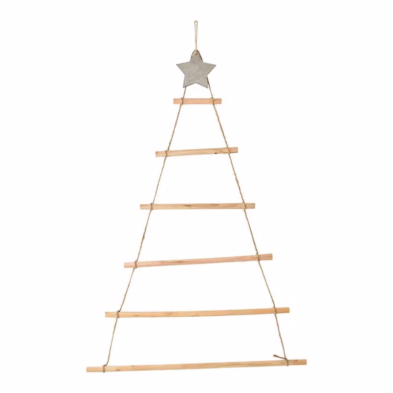 Ornamenti in legno appesi con stella e decorazione in corda per l'albero di Natale a parete