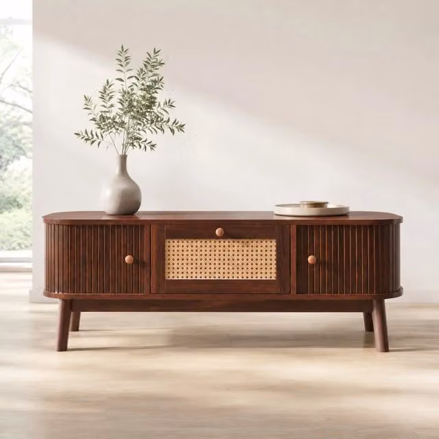 Tavolino da caffè MODFU in stile mid-century con ante in rattan e finitura marrone, L: 110 cm, P: 55 cm, H: 38,5 cm