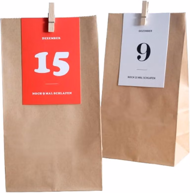 Calendario dell'Avvento da riempire personalmente: 24 sacchetti in carta kraft con cartoncini numerati e graffette di legno. Calendario di Natale fai-da-te