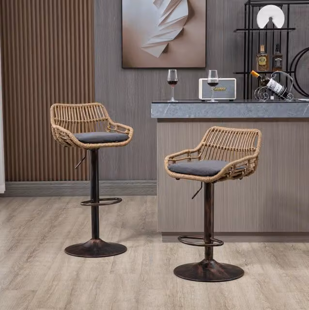 Set di 2 sgabelli bar Beaok regolabili con rotazione a 360 gradi in tessuto lino grigio e base in metallo nero opaco