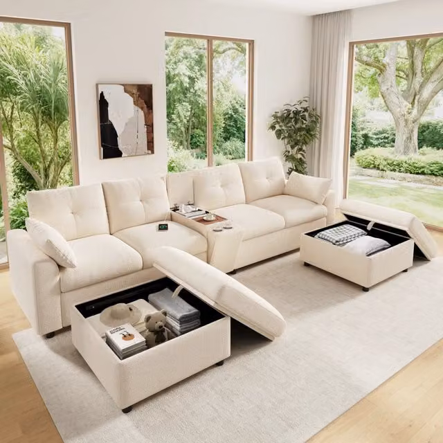 Divano panoramico modulare Mivray a 6 posti in tessuto beige con console USB Type-C, portabicchieri e 2 pouf contenitore, L: 316 cm, P: 84,5 cm, H: 140 cm