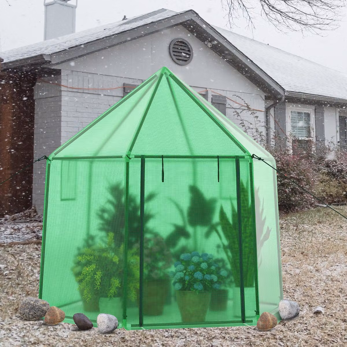 Mini serra portatile da esterno Costway Verde con copertura in PE e porta con cerniera per il tuo giardino