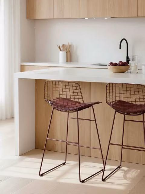Sgabello moderno in metallo bordeaux Kenay Home