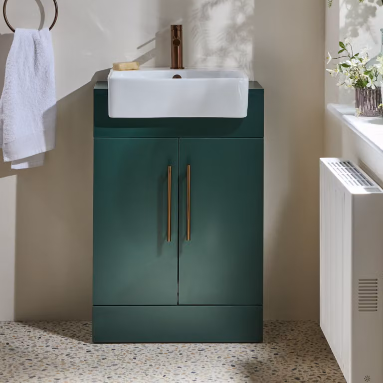 Mobile Bagno a Terra Verde Scuro da 550mm con Lavabo e Maniglie con Barra a T in Rame Satinato - Cluo