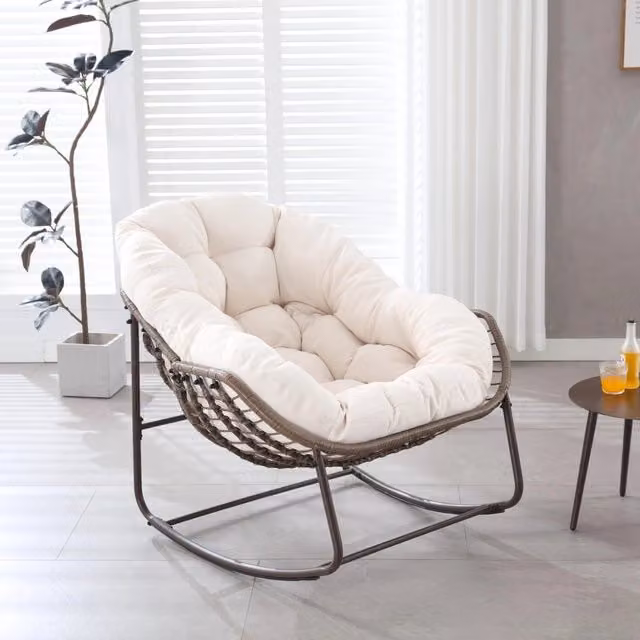 Poltrona a dondolo 78x106x90 cm oversize con cuscino in acciaio e rattan sintetico bianco