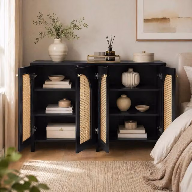 Sideboard moderno minimalista con 4 ante in rattan artificiale nero e maniglie in metallo