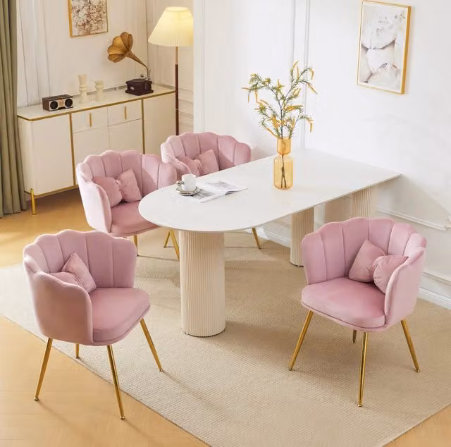 Set di 4 sedie imbottite ULEVR in velluto rosa con schienale a petalo, cuscini e gambe in metallo color oro
