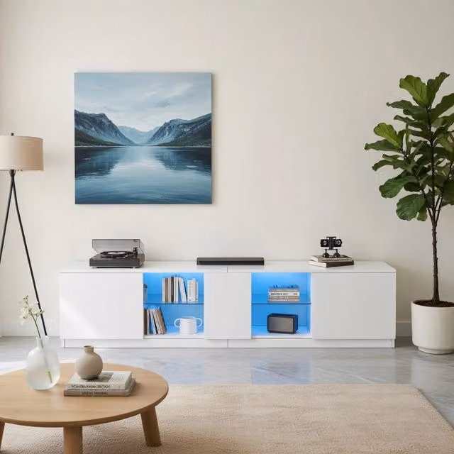 Cassettiera TV moderna KOMHTOM bianca in MDF e vetro con illuminazione integrata L: 160 cm, P: 40 cm, H: 52 cm