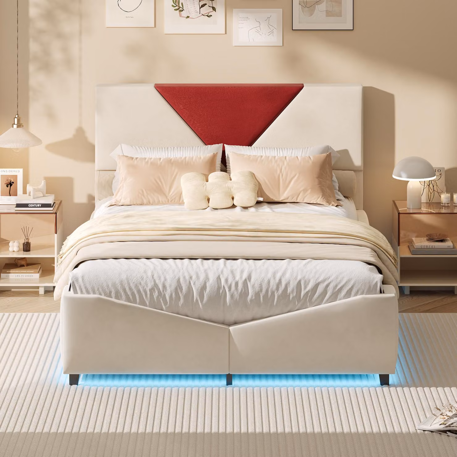 Letto Moonbite con spazio contenitivo, 140x190 cm, rivestito in velluto, color beige, con dettagli triangolari bordeaux, luci LED regolabili, spazio contenitivo integrato nella testiera, design compatto e dallo stile artistico