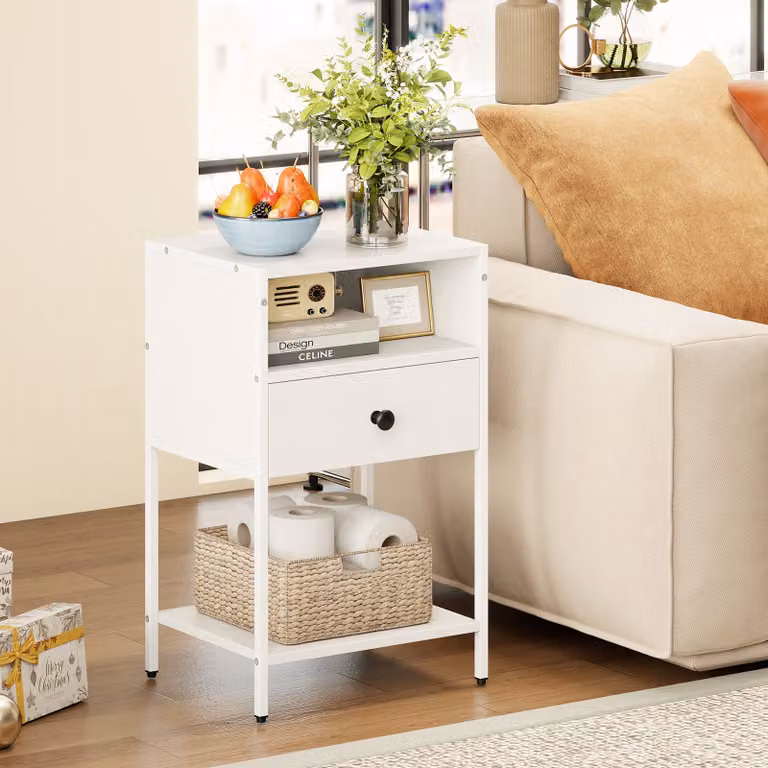 Comodino Costway in stile industriale con stazione di ricarica, scomparto aperto e cassetto, colore bianco