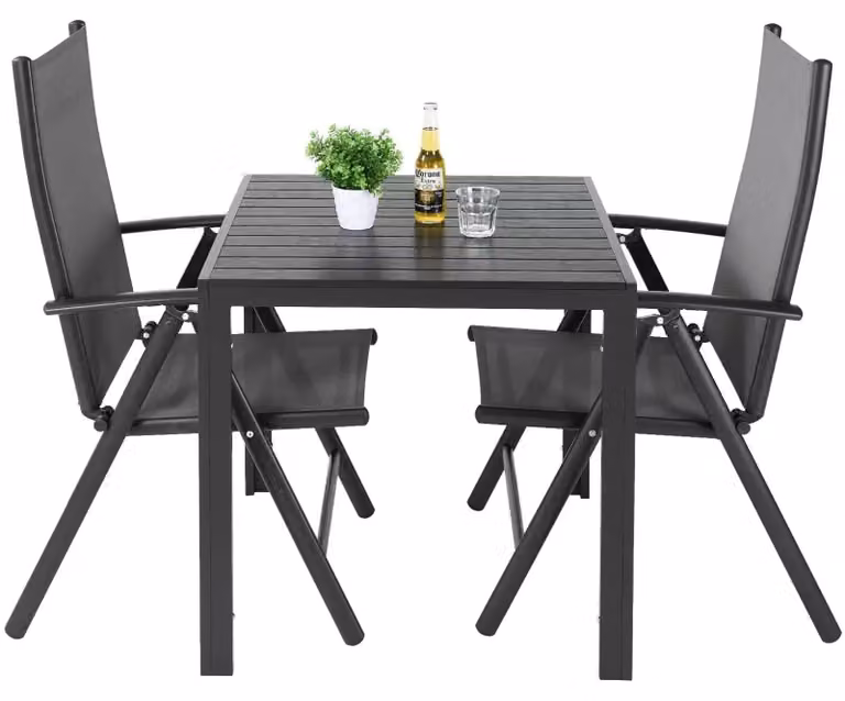 Set da giardino composto da 3 pezzi per uso esterno: un tavolo e 2 sedie. Realizzato in alluminio e WPC (legno-plastica composita). Le sedie hanno schienali alti e regolabili. Il tavolo misura 75x75x72 cm. Il set è completamente nero