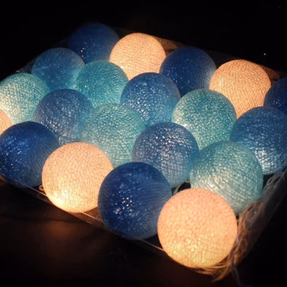 Catena luminosa con 20 LED, palline di cotone, lunghezza 3 metri, alimentazione a batteria, colore blu