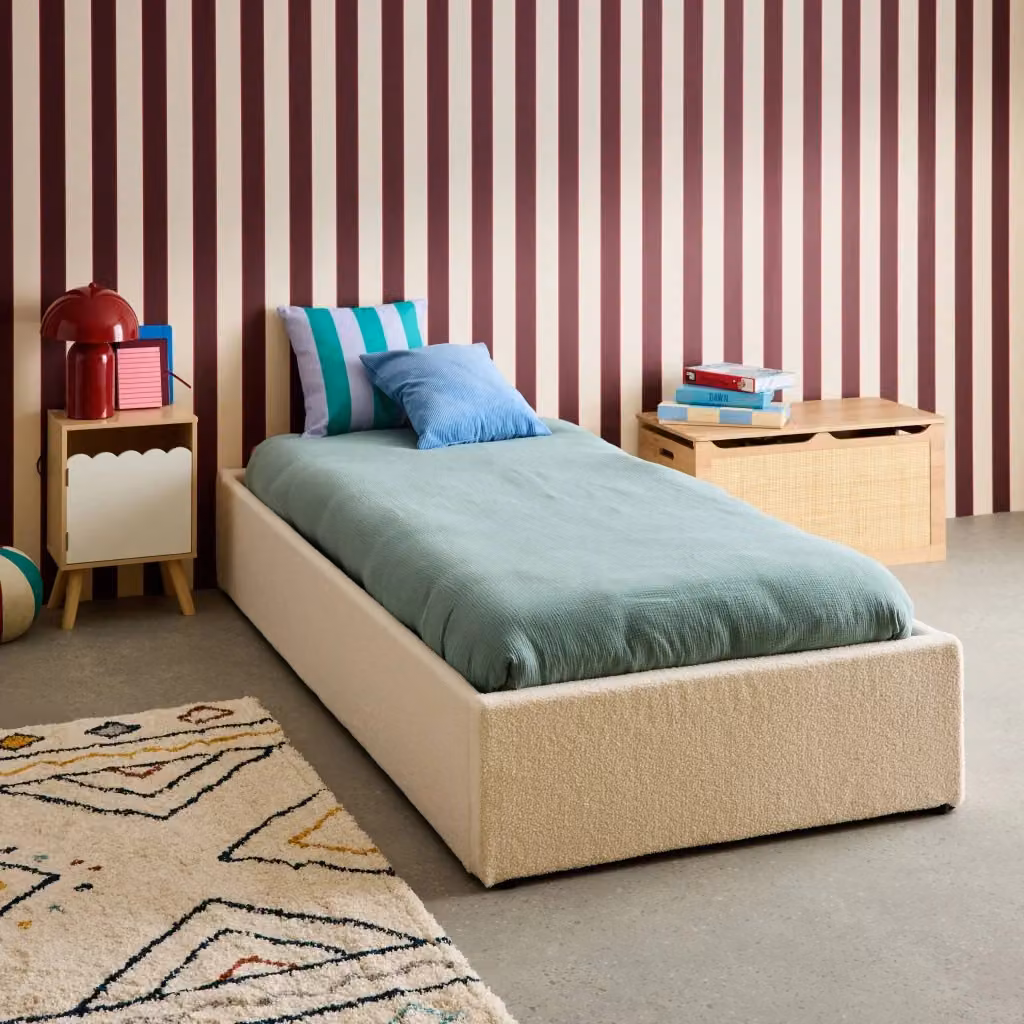Letto con contenitore e rete a doghe Sweeek in tessuto bouclé imbottito – 2