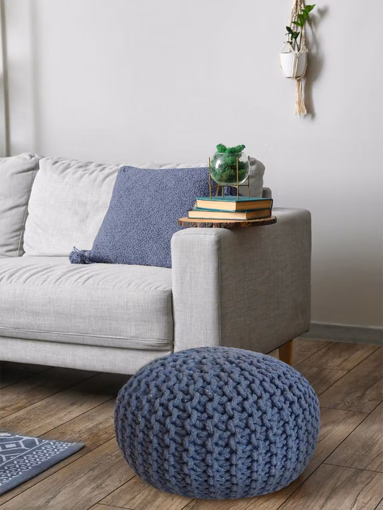 Pouf sgabello lavorato a maglia fatto a mano in cotone riciclato, sostenibile Ø 55 cm blu