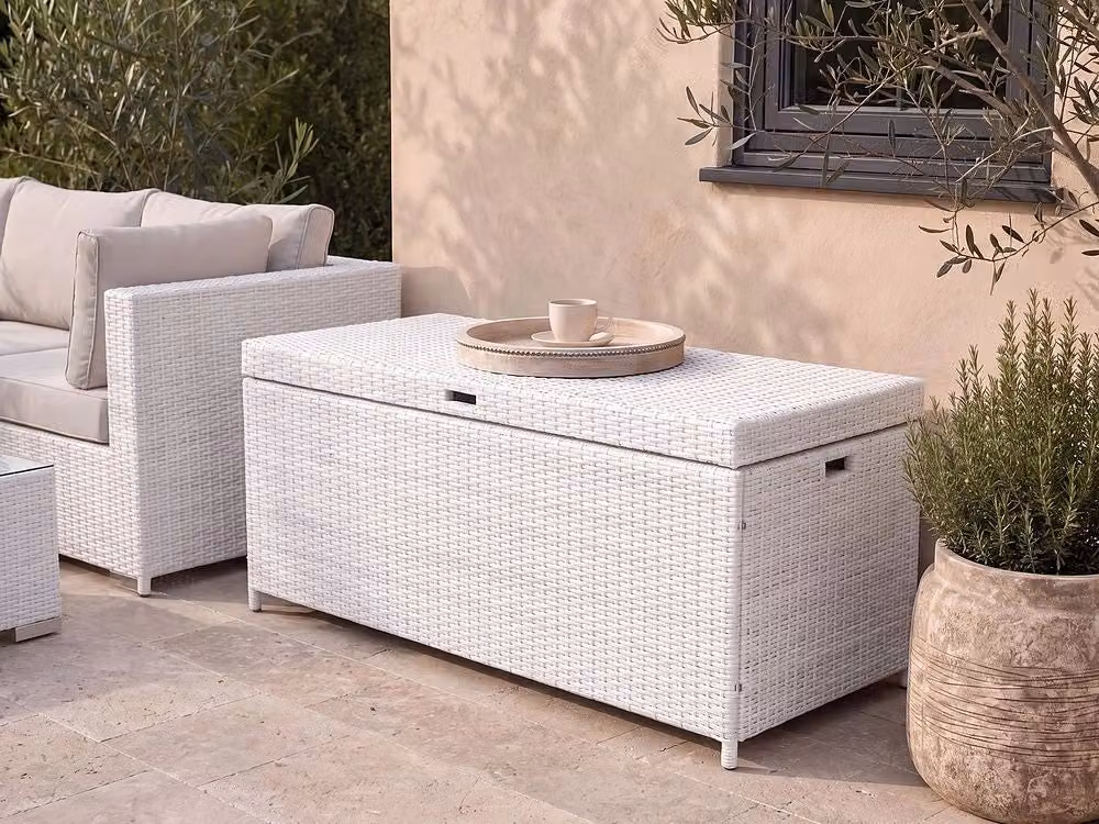 Cesta baule portaoggetti da esterno con cuscino in finto rattan bianco BELIANI L: 158 cm, P: 63 cm – 2