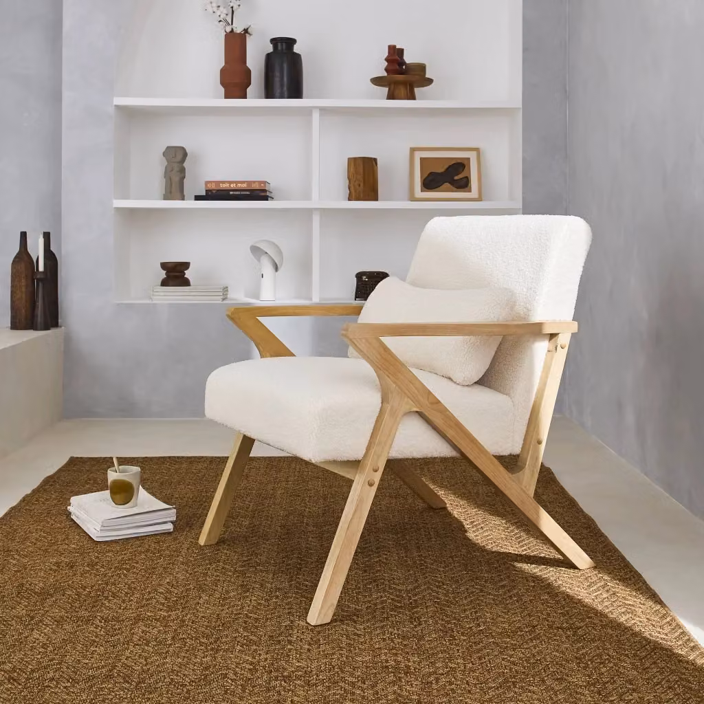 Poltrona lounge scandinava Sweeek in legno massello e tessuto bouclé, beige/bianco – 2