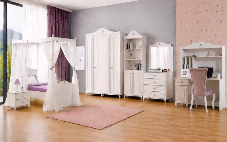 Letto a baldacchino, armadio, cassettiera, scrivania, libreria