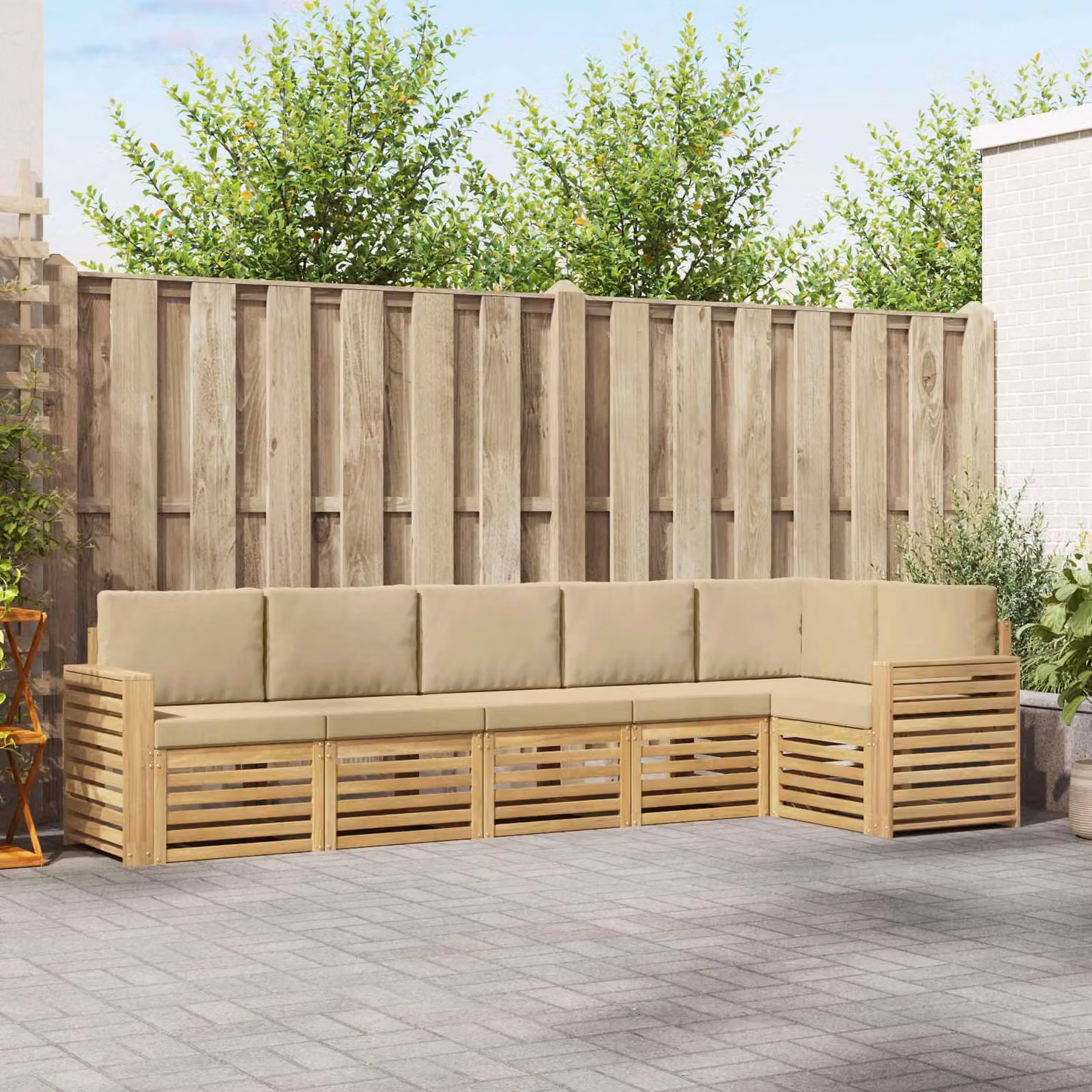 vidaXL Set di divani da esterno a forma di L composto da 6 pezzi in legno di acacia con cuscini bianchi e beige