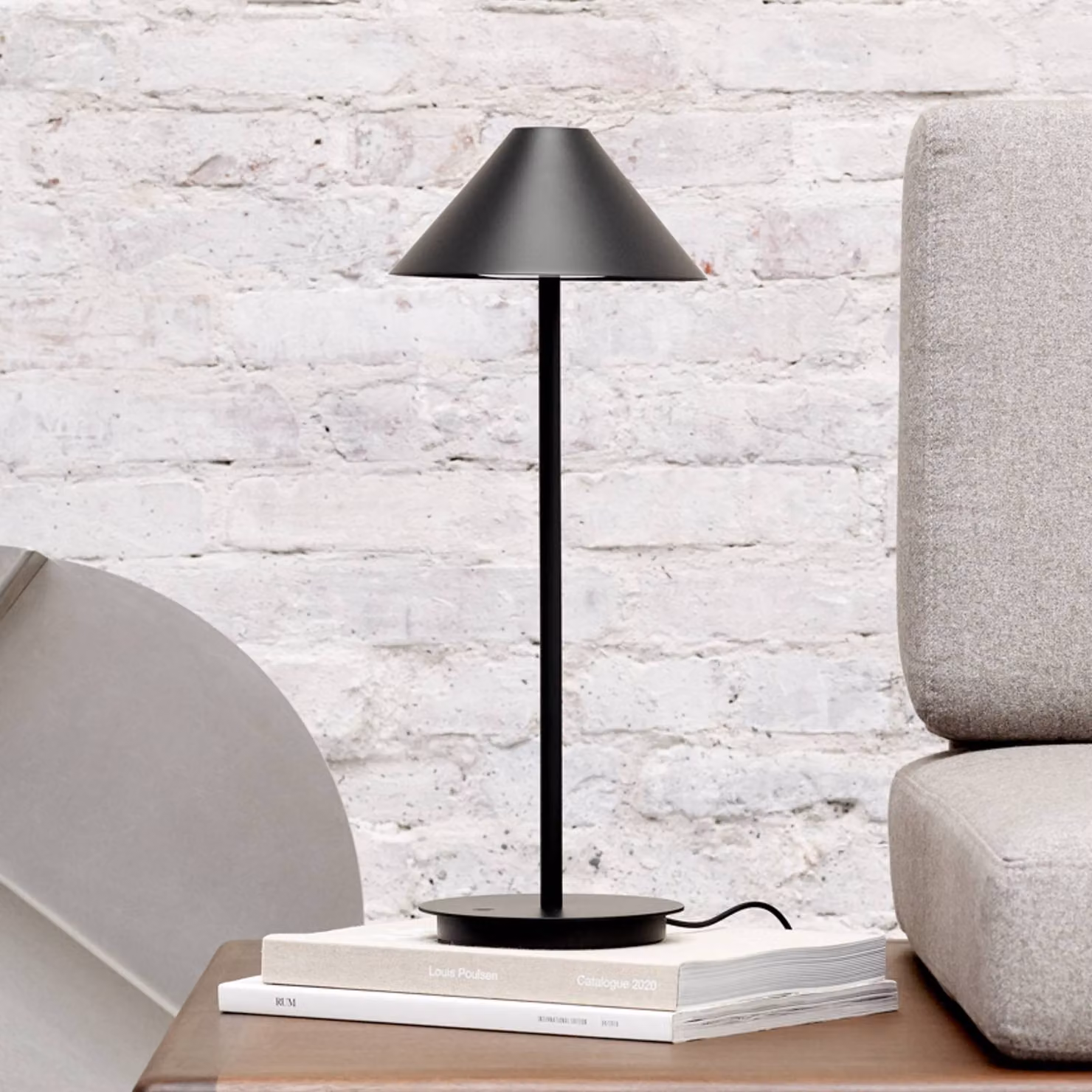 Louis Poulsen Lampada da tavolo di design Keglen, dimmerabile, Nero, Soggiorno / Sala da pranzo, Alluminio, Design, Lampada da tavolo