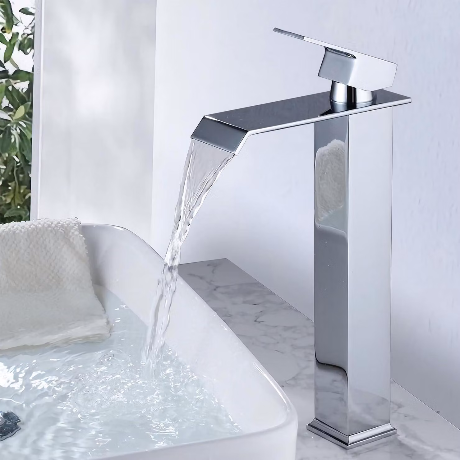 Miscelatore monocomando per lavabo a cascata. Materiali: acciaio inossidabile, ottone, cromo. Risparmio idrico. Acqua calda e fredda