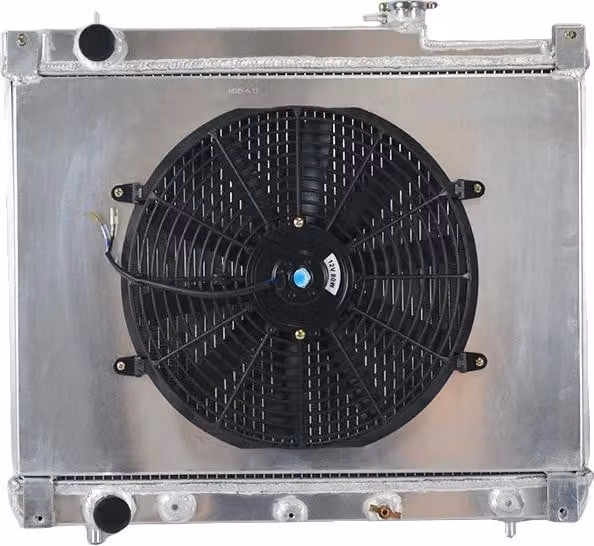 Radiatore, lega di alluminio, dimensioni del nucleo 425 mm × 599 mm × 26 mm, dimensioni totali 564 mm × 618 mm × 110 mm, diametro di ingresso 34 mm, diametro di uscita 34 mm