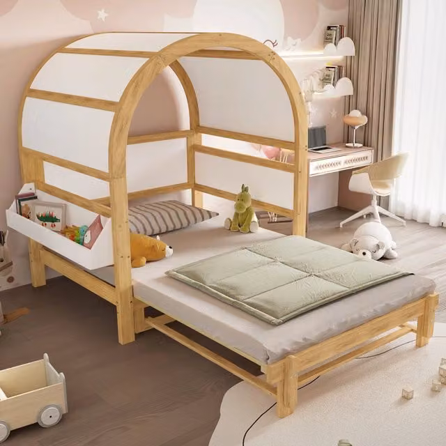 Letto a casetta con tetto ad arco per bambini in legno di pino bianco e naturale, 140x200 cm, con letto estraibile laterale e mensola, senza materasso