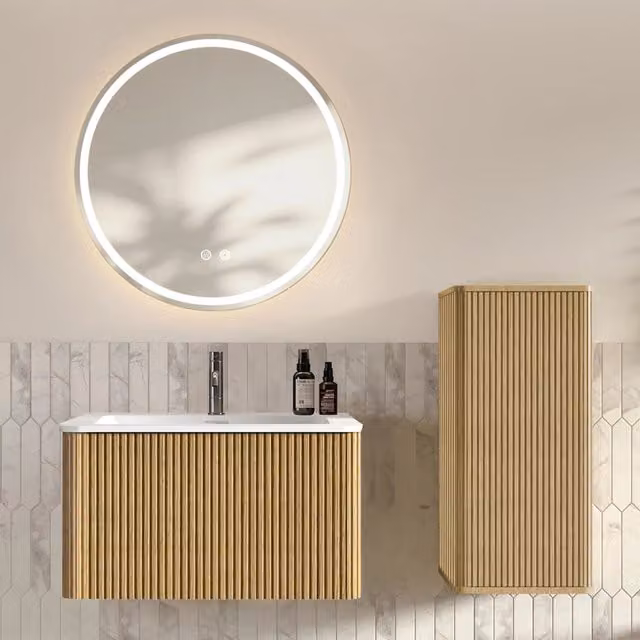 Mobile bagno sospeso con lavabo e specchio LED con colonna laterale scanalata in MDF effetto rovere per bagno moderno