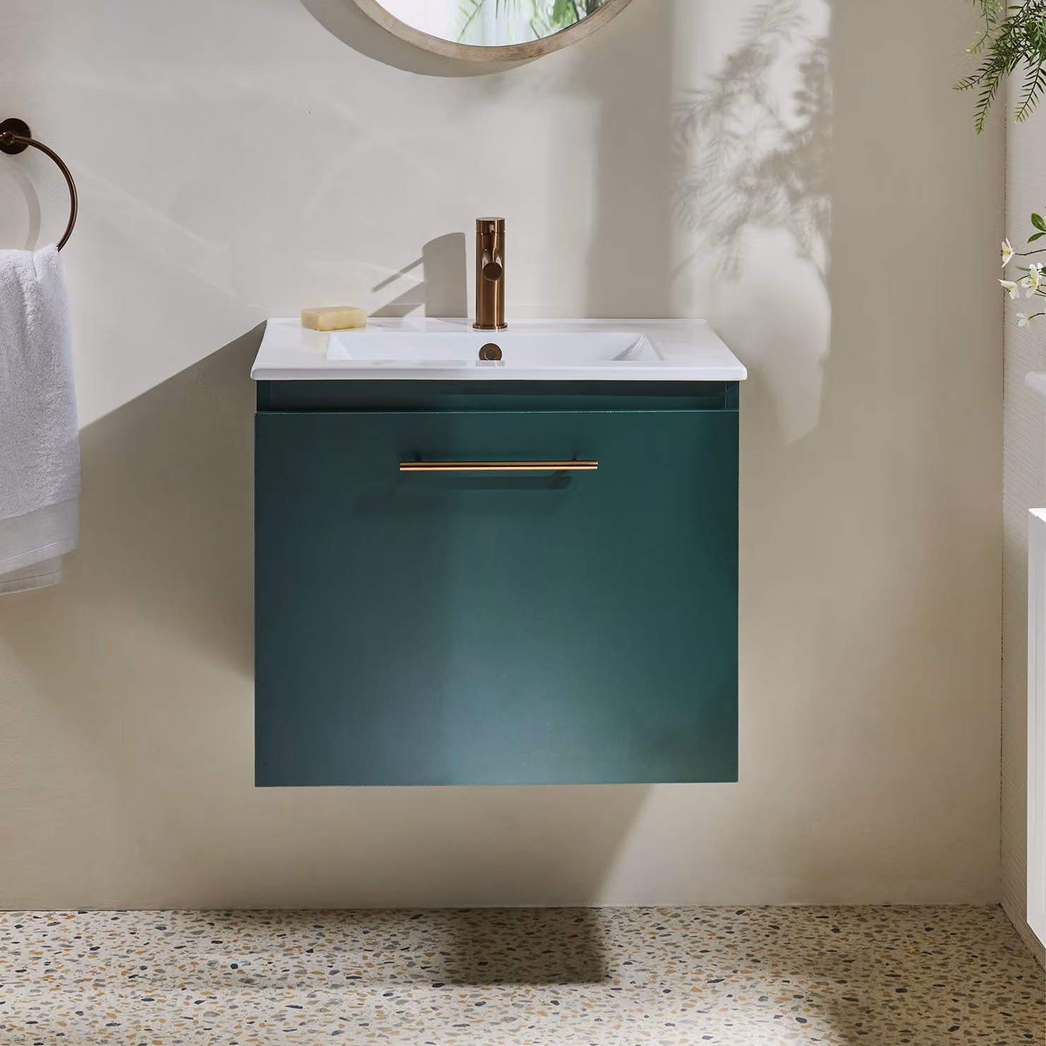 Mobile Bagno Verde Scuro Sospeso da 600mm con Lavabo e Maniglia con Barra a T in Rame Satinato - Cluo