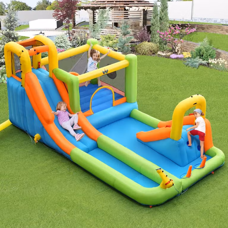 Costway Parco acquatico gonfiabile multicolore con doppio scivolo, canestro da basket e sistema spray per bambini