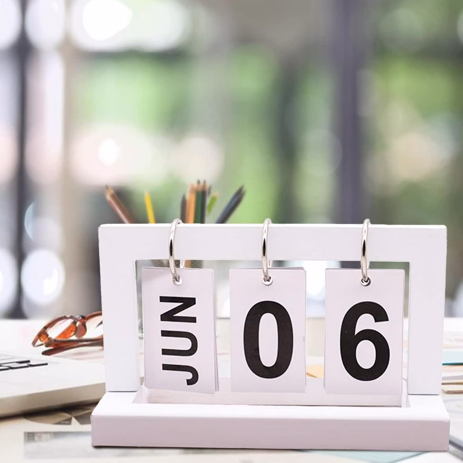 Calendario da tavolo in legno, a fogli ribaltabili, per ufficio, colore bianco, dimensioni 20 x 12 x 9 cm