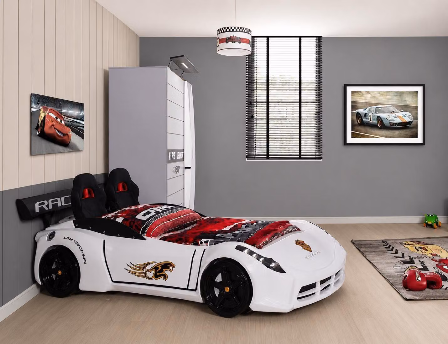 Letto a forma di auto da corsa, design sportivo, aspetto racing, moderno