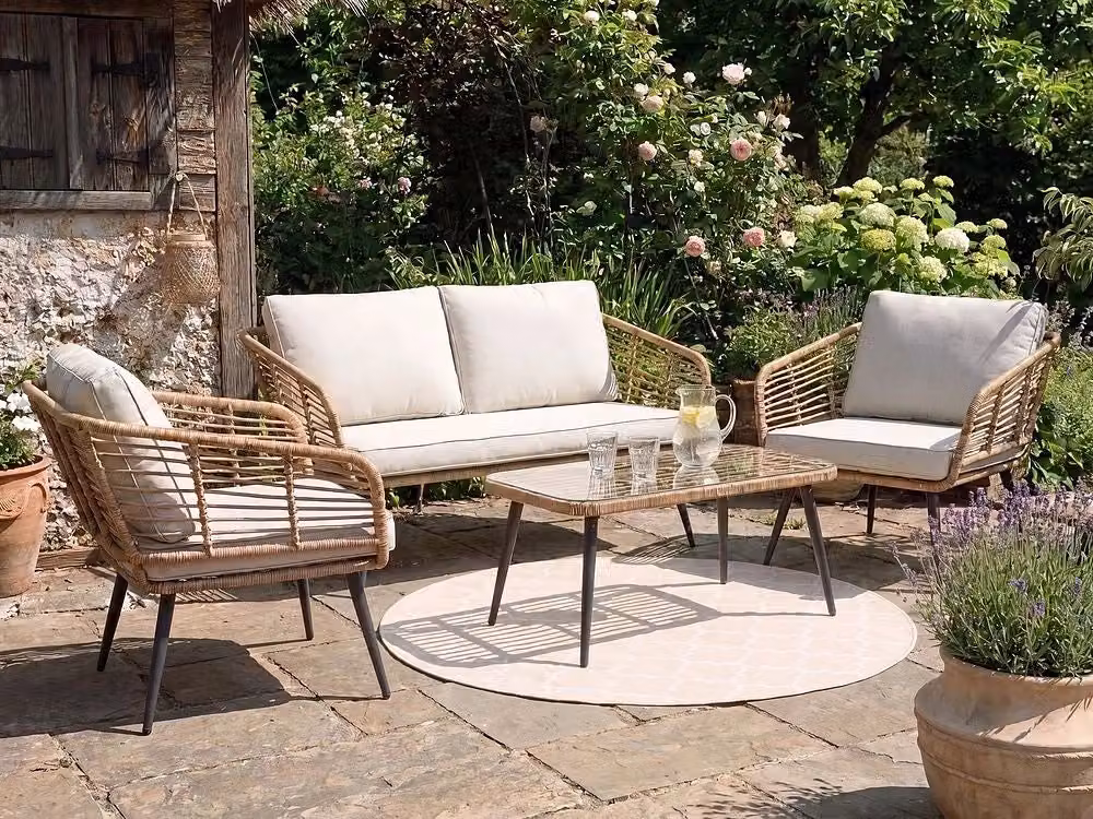 Set da giardino Beliani in rattan sintetico con divano a 2 posti, poltrona lounge e tavolino da caffè, colore beige, con cuscini inclusi e resistente ai raggi UV – 2
