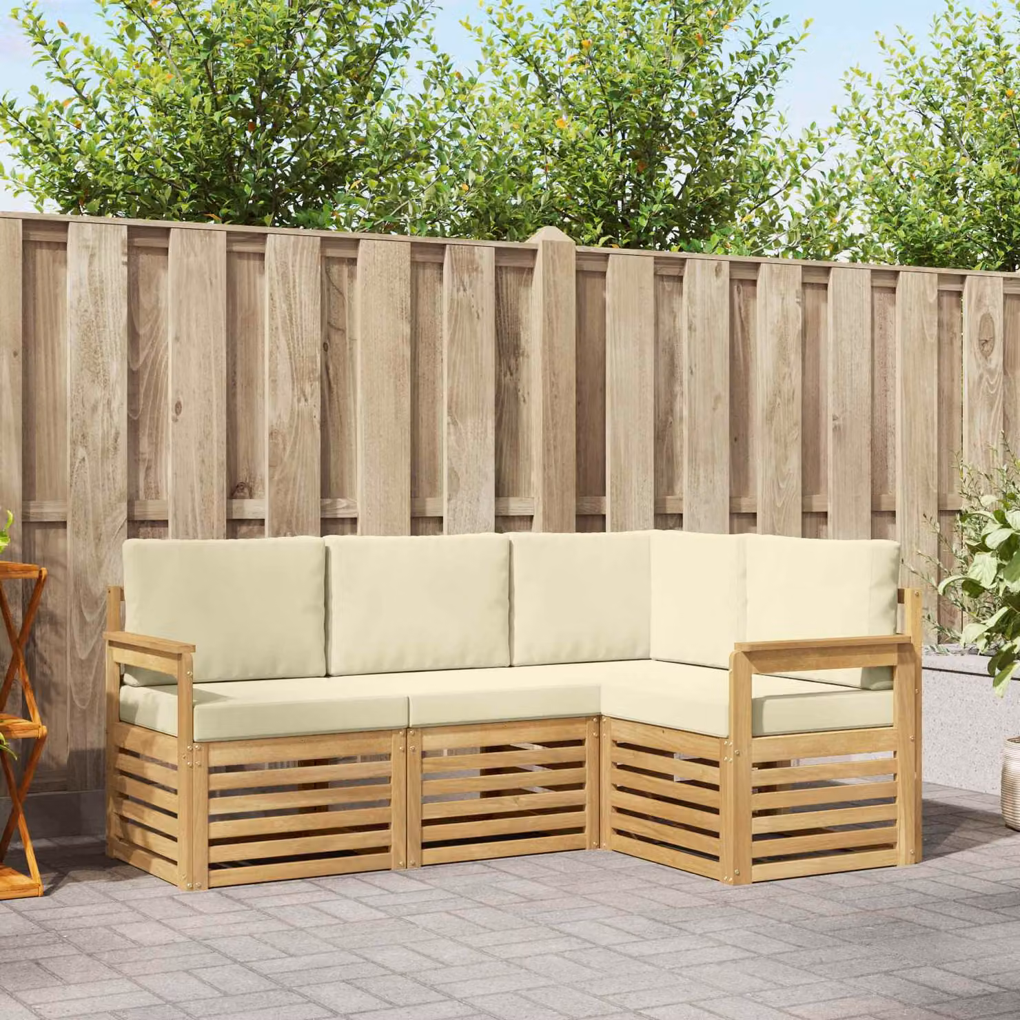 Set di divani da esterno vidaXL a forma di L con cuscini, struttura in legno di acacia e tessuto bianco e beige