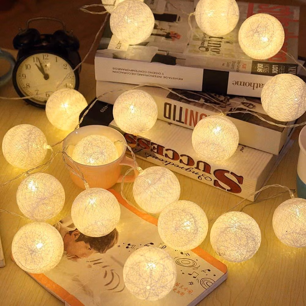Catena luminosa con 20 palline di cotone, luce bianco caldo, lunghezza 3,3 metri, alimentata a batteria