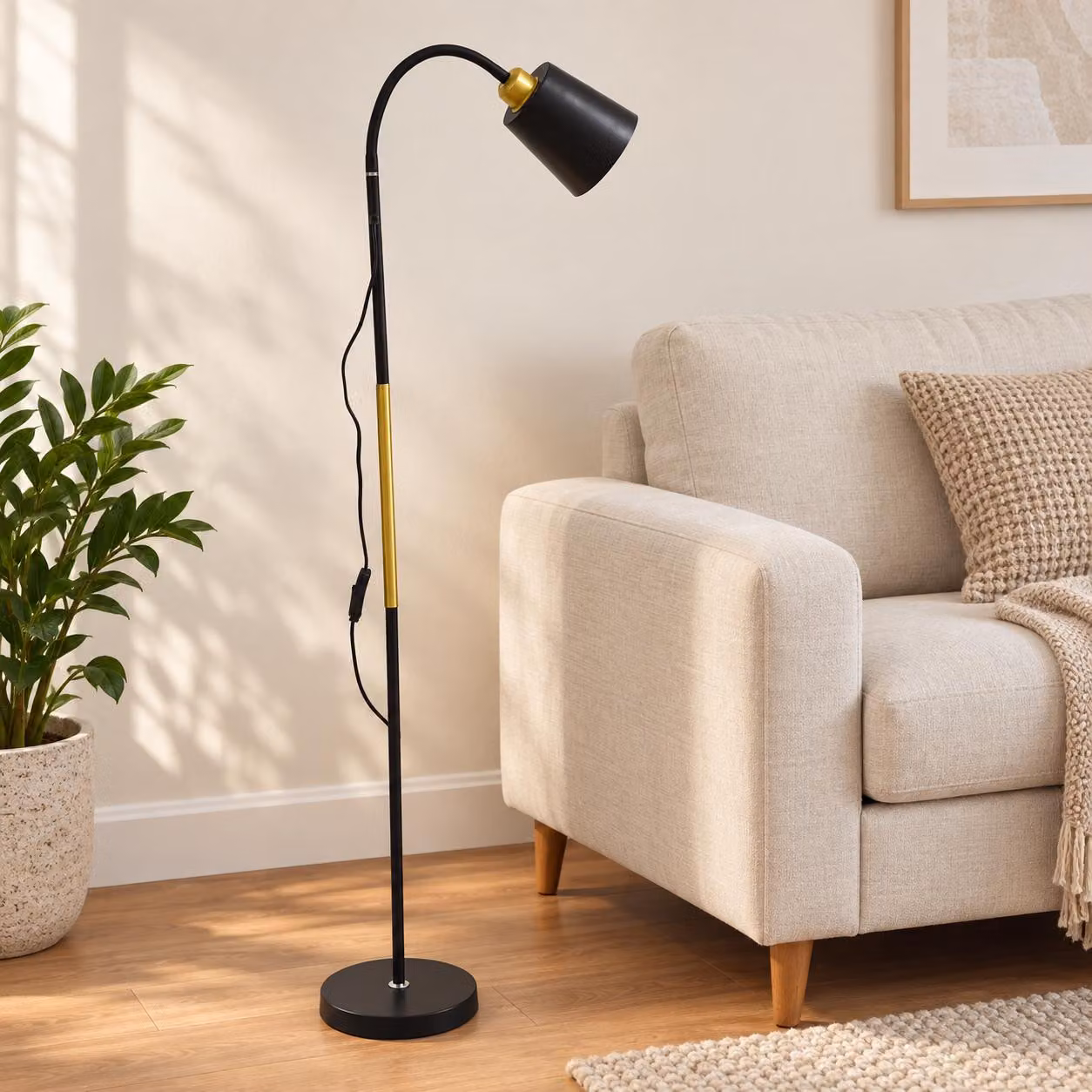 Lampada da Terra Moderna Nera e Oro – Design Minimalista con Testa Orientabile, Altezza 150 cm, Portalampada E27, Base Circolare Stabile e Interruttore su Cavo – Per Soggiorno, Camera e Angolo Lettura