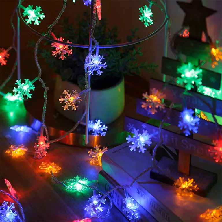 Catena luminosa con 40 LED a forma di fiocchi di neve, lunghezza 6 metri, alimentazione a batteria, multicolore