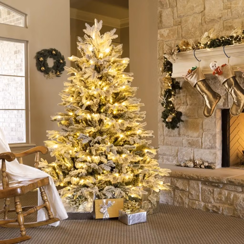 Albero di Natale artificiale Design Mania con effetto flocked, rami in PE e PVC e luci LED bianche calde, colore verde e bianco, Altezza: 135 cm – 2