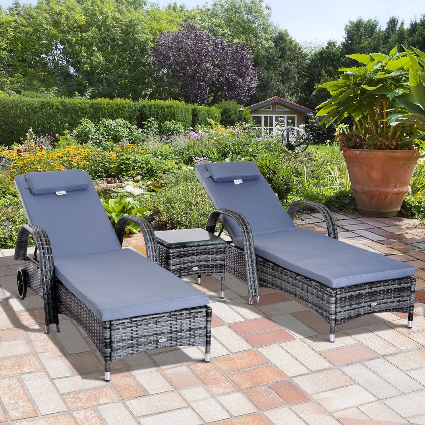 Set da giardino Outsunny composto da 2 lettini prendisole e 1 tavolino in polyrattan grigio con materassini imbottiti e ruote – 2
