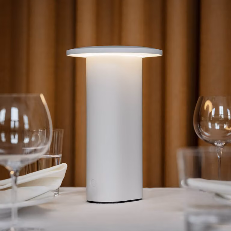 FRITZ HANSEN Lampada da tavolo a LED Solae, dimmerabile, Bianco / Opale, Soggiorno / Sala da pranzo, Alluminio, Moderno, Lampada da tavolo LED