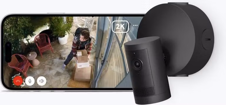 Telecamera di sicurezza per esterni Ring Plus con alimentazione tramite Ethernet (ultima generazione) | Obiettivo grandangolare 2K