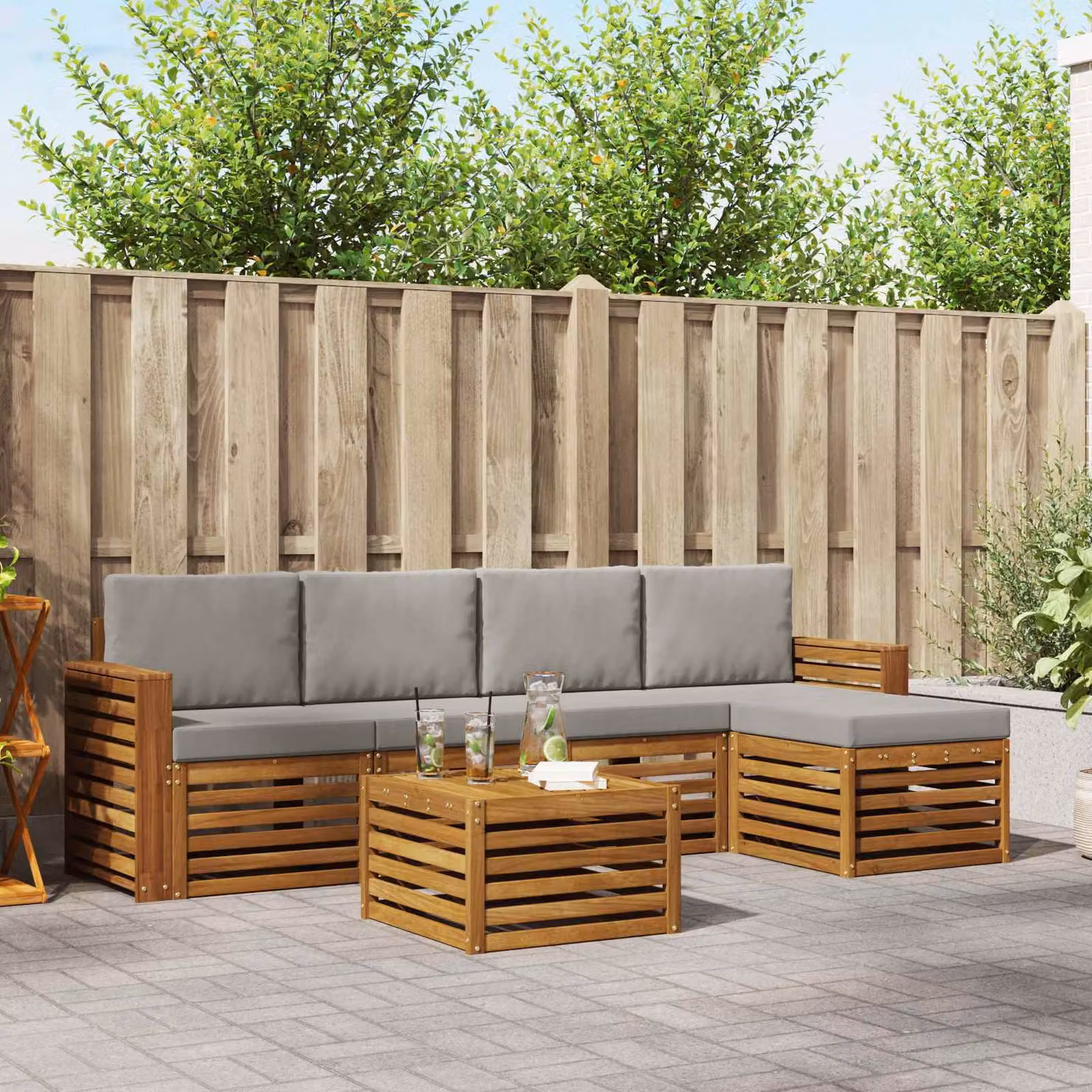 vidaXL Set di divani da esterno a L in legno di acacia con pouf e cuscini, Grigio e Bianco