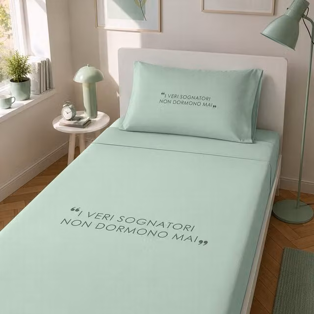 Completo letto singolo KASANOVA in cotone verde con stampa grafica Quotes, include lenzuolo piano, lenzuolo con angoli e federa, 90x190 cm