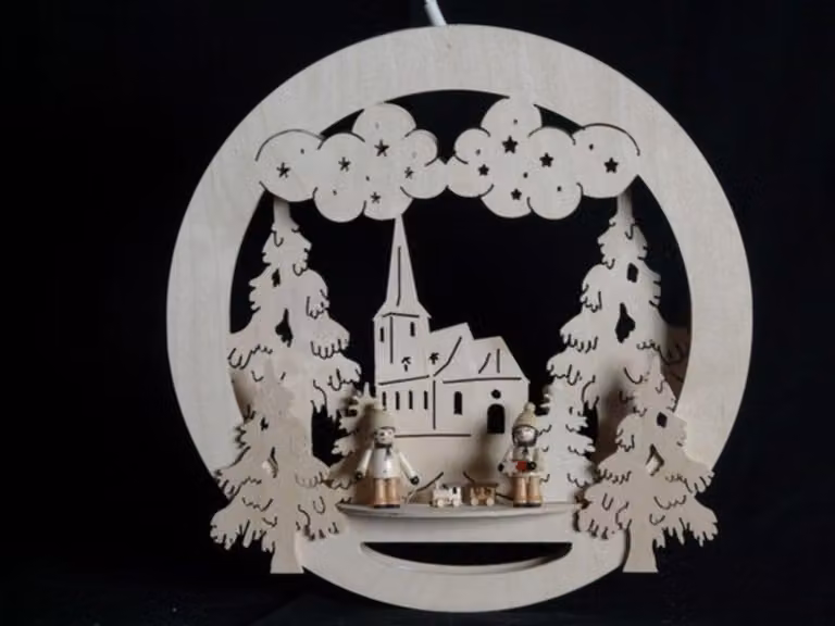Pannello decorativo per finestre con motivi di bambini che preparano dolci, chiesa e illuminazione. Dimensioni: 32x32x4 cm. Nuovo