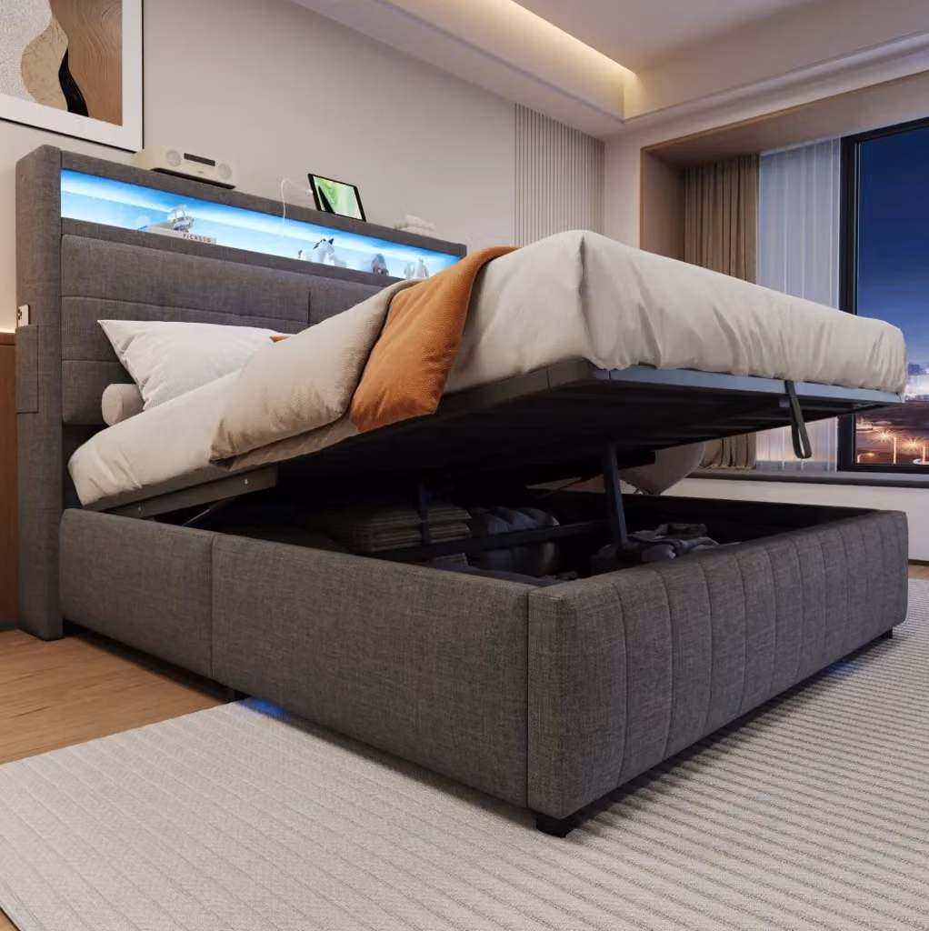 Letto matrimoniale MODFU imbottito in tessuto grigio con contenitore a sollevamento, illuminazione LED sottostante, porte USB e mensola integrata, L/P: 160 x 200 cm – 2